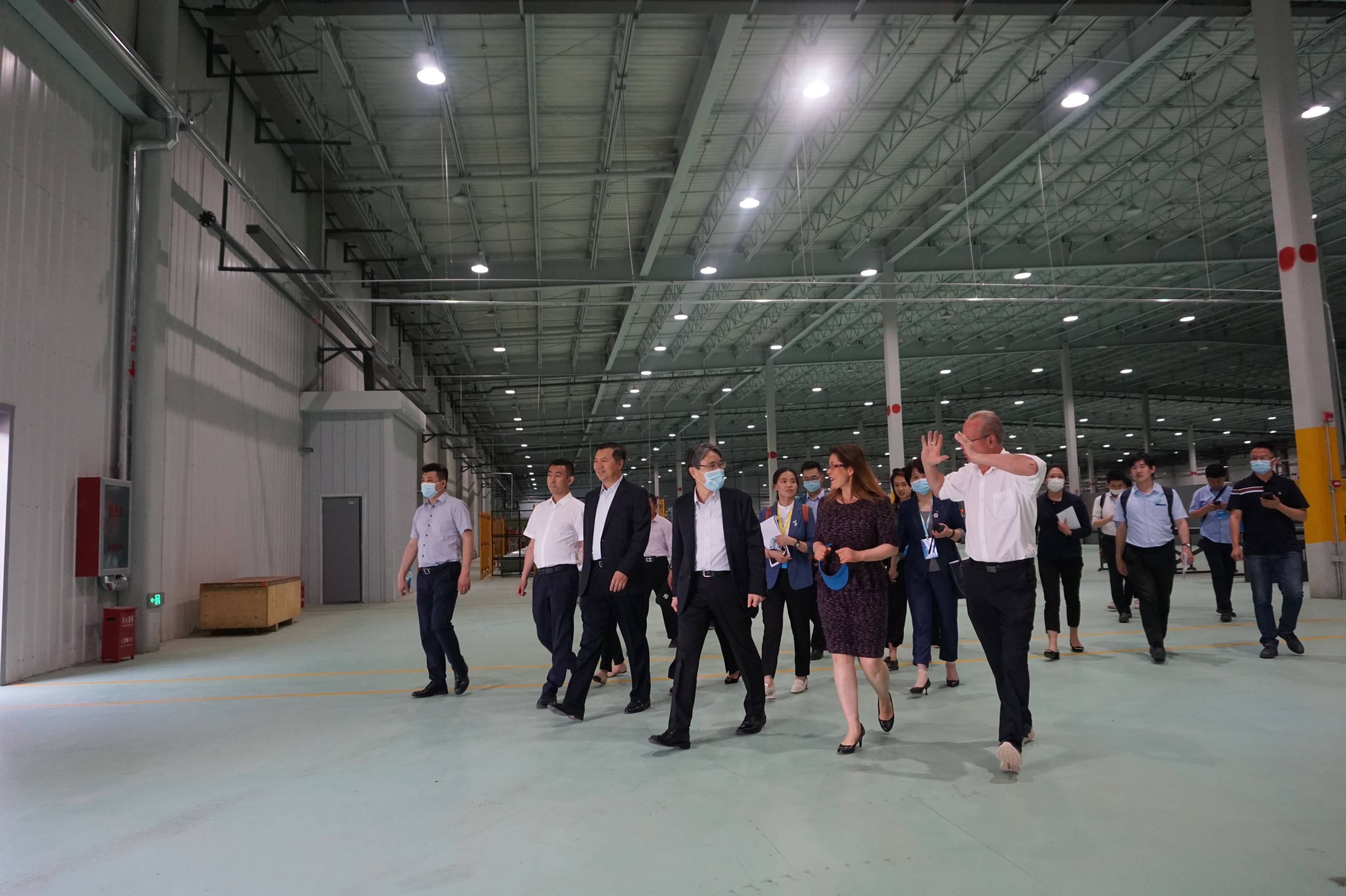 日本国驻青岛总领事馆总领事井川原贤及中日知名企业考察团至格林堡考察调研